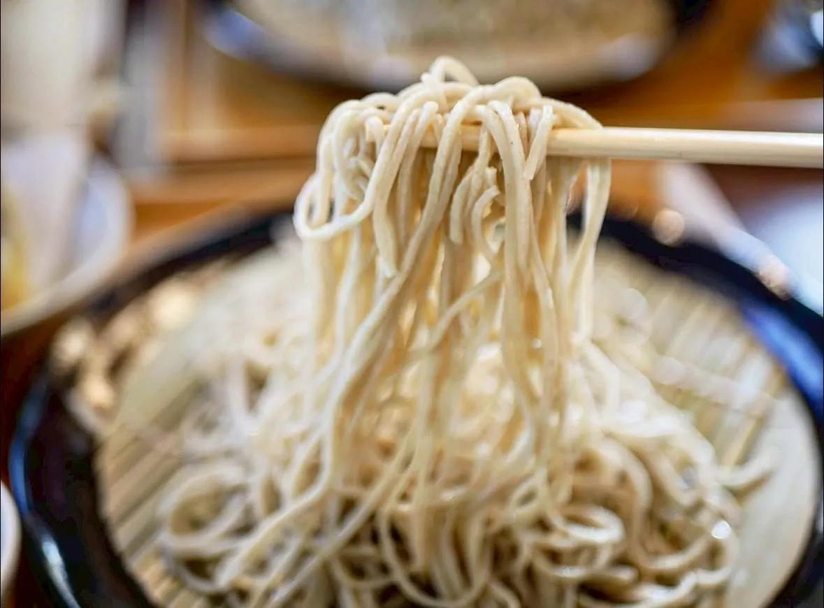 箸で持ち上げた蕎麦
